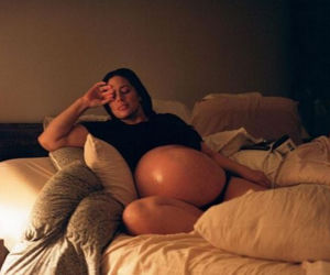 Słynna modelka plus size karmi nowonarodzone bliźnięta i pokazuje je światu. To zdjęcie wzrusza!