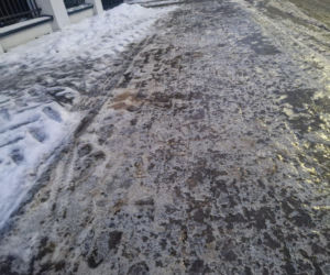 Gołoledź w Toruniu. Ślizgawica na chodnikach, lekarze mają pełne ręce roboty