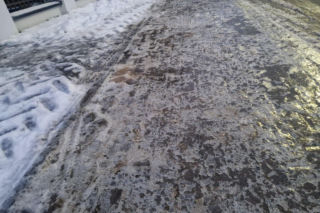 Gołoledź w Toruniu. Ślizgawica na chodnikach, lekarze mają pełne ręce roboty