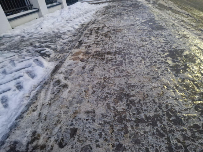 Gołoledź w Toruniu. Ślizgawica na chodnikach, lekarze mają pełne ręce roboty