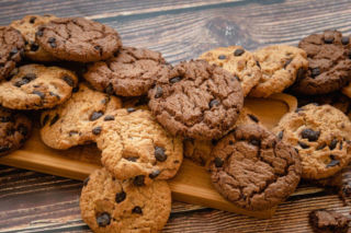 Kultowe amerykańskie ciasteczka mam na wyciągnięcie ręki. Crumbl cookies są doskonałe 