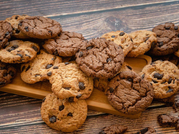 Kultowe amerykańskie ciasteczka mam na wyciągnięcie ręki. Crumbl cookies są doskonałe 