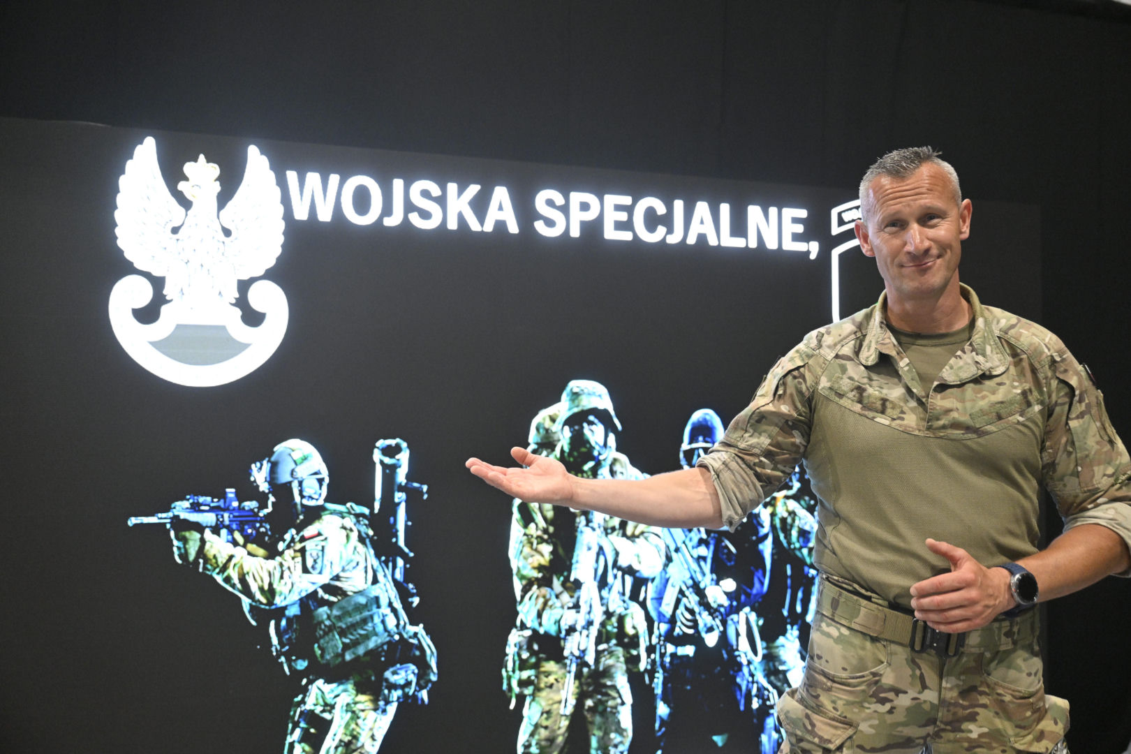 Warszawskie Targi Obronne . Scena Niebieska. Jak trafić do Wojsk Specjalnych Specyfika poszczególnych jednostek, zasady naboru, poszukiwane profile kandydatów do służby ppłk Mariusz Łapeta.