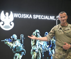 Warszawskie Targi Obronne . Scena Niebieska. Jak trafić do Wojsk Specjalnych Specyfika poszczególnych jednostek, zasady naboru, poszukiwane profile kandydatów do służby ppłk Mariusz Łapeta.