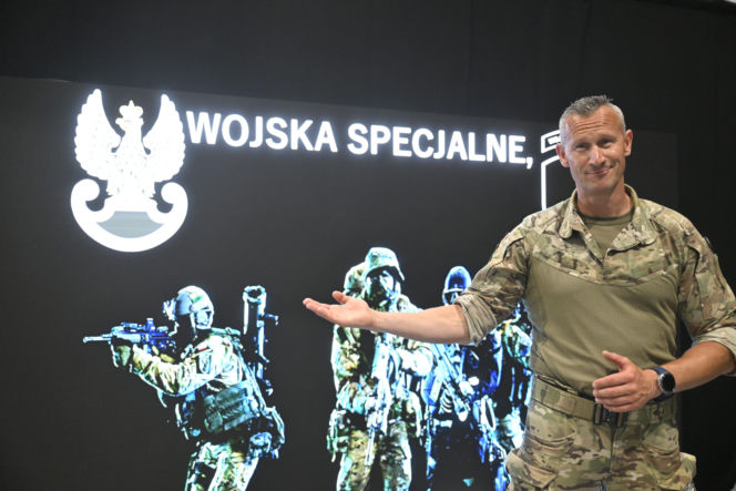 Warszawskie Targi Obronne . Scena Niebieska. Jak trafić do Wojsk Specjalnych Specyfika poszczególnych jednostek, zasady naboru, poszukiwane profile kandydatów do służby ppłk Mariusz Łapeta.