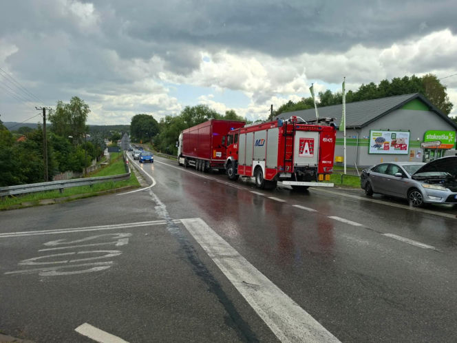 Groźna kolizja na DK 42 w Stykowie. Na skrzyżowaniu zderzyły się Ford, DAF i Renault