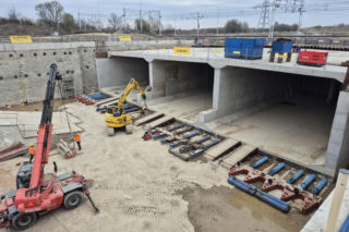 Wpychają pod tory gigantyczny betonowy prostopadłościan. Kiedy otworzą tę nową dwupasmówkę w Małopolsce?