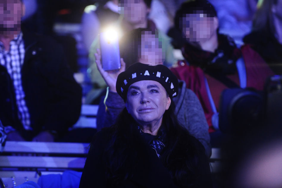Ewa Krawczyk ociera łzy. Na widowni szaleństwo