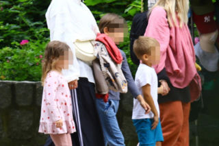 Ewa Farna z dziećmi w Sopocie. Bez komórki nie ma życia.