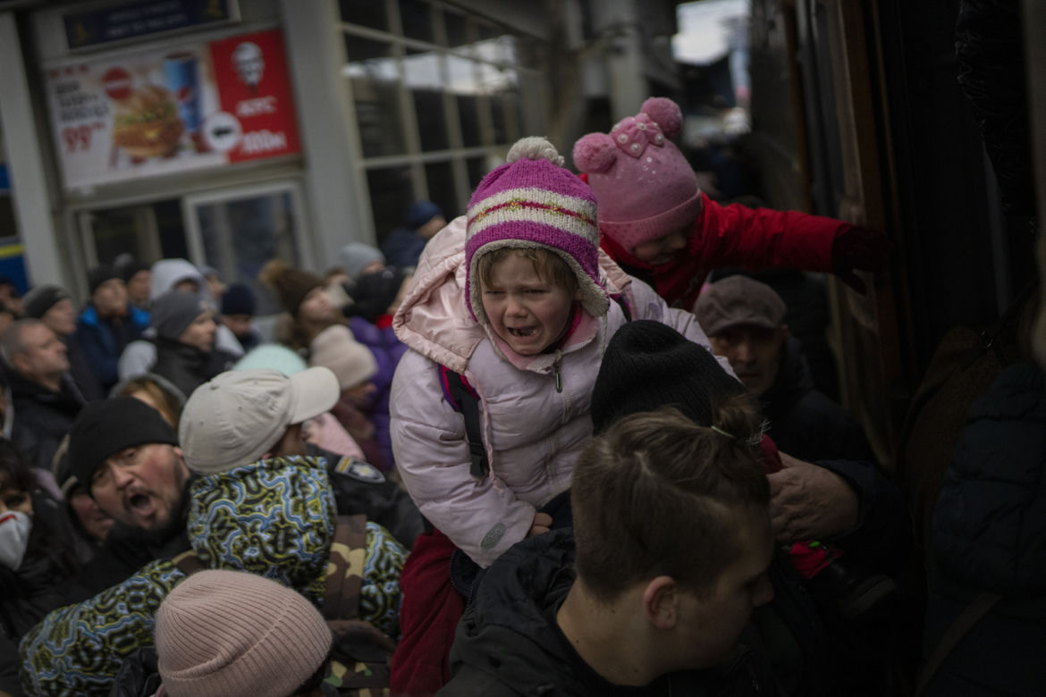 Już prawie 2 MILIONY obywateli Ukrainy uciekły przed wojną. Rosja celowo wywołuje katastrofę humanitarną