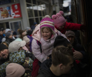 Już prawie 2 MILIONY obywateli Ukrainy uciekły przed wojną. Rosja celowo wywołuje katastrofę humanitarną