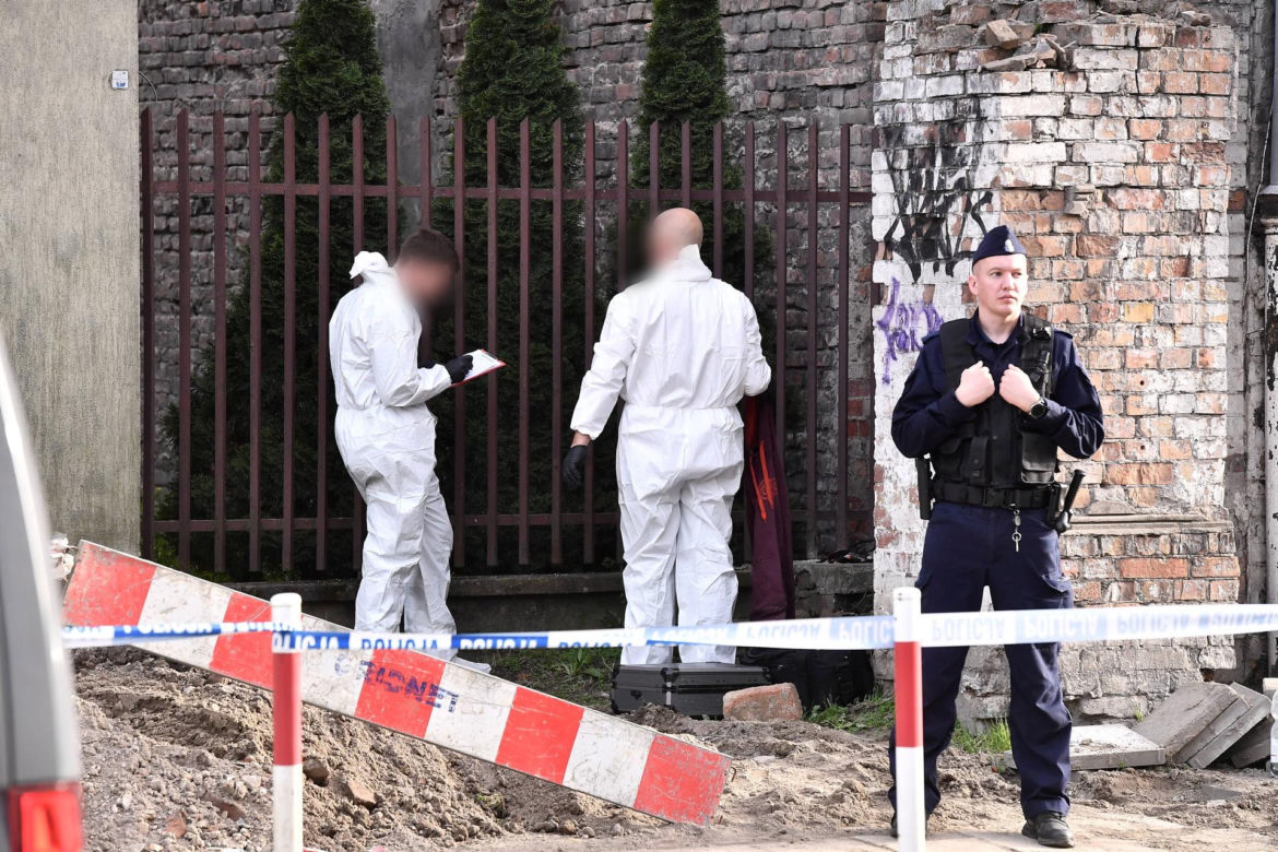 Ciała były zakopane na podwórku. Co się stało w kamienicy w Warszawie? Czy ciał może być więcej?
