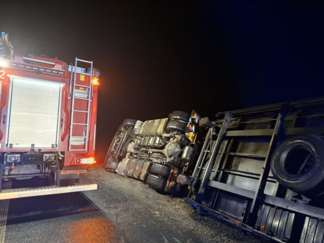 Wypadek na S5 koło Leszna. Ciężarówka z tytoniem wpadła do rowu