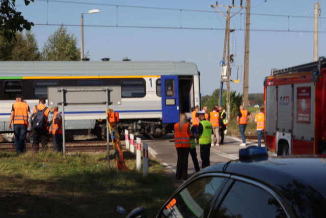 Miejsce katastrofy kolejowej. Pasażerowie opowiedzieli nam, co działo się tuż po zderzeniu z ciężarówką