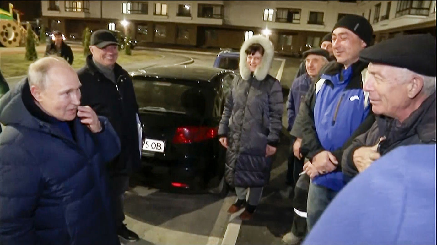 Putin w gumowej masce? "Spontaniczna przejażdżka po Mariupolu". Sobowtór dał plamę!
