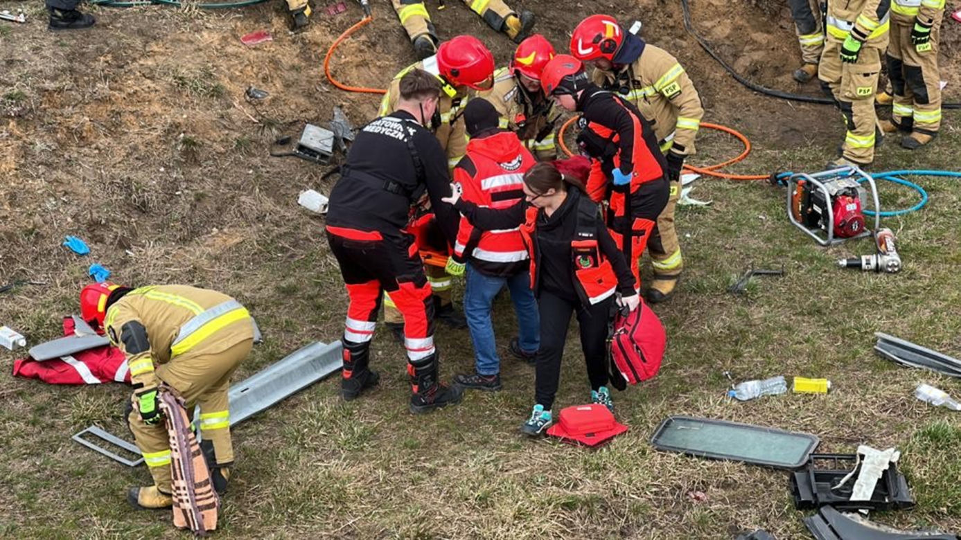 Kierowca zakleszczony w pojeździe, a na jezdni rozlany beton. Przerażająca kolizja przy węźle Opacz