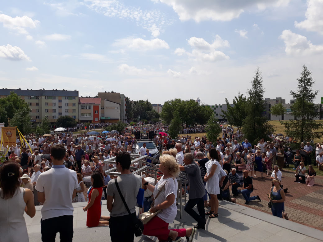 Białystok. Boże Ciało 2019. Wspólna procesja dwóch parafii: św. Jadwigi i NMP z Guadalupe