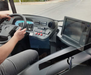 Autobus elektryczny testowany na ulicach Siedlec wyróżnia się swoim wyglądem