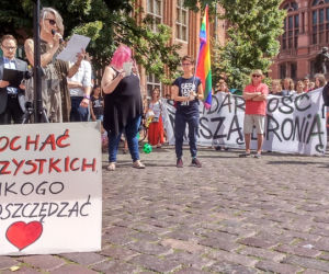  Toruń mówi NIE mowie nienawiści! Tęczowy wiec na Rynku Staromiejskim [ZDJĘCIA]