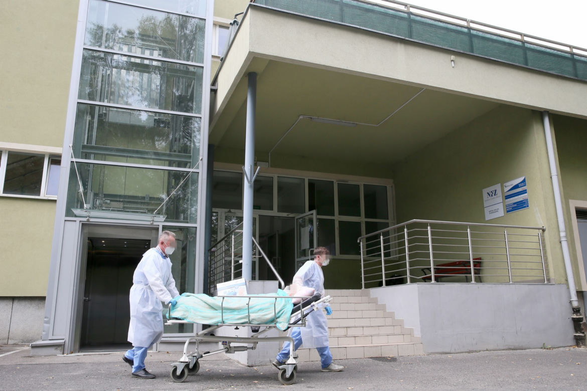 Seniorzy bronią oddziału geriatrycznego.