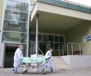 Seniorzy bronią oddziału geriatrycznego.