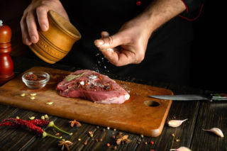 Kiedy solić mięso przed smażeniem – 5 zasad, które poprawiają smak
