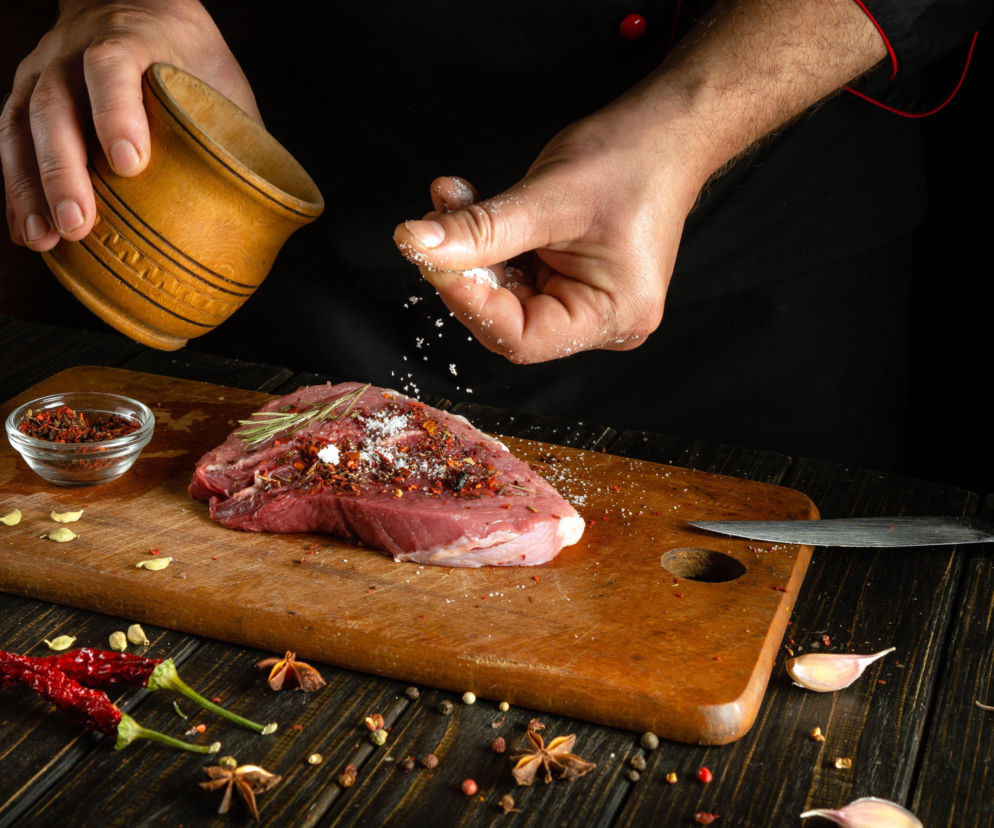Kiedy solić mięso przed smażeniem – 5 zasad, które poprawiają smak