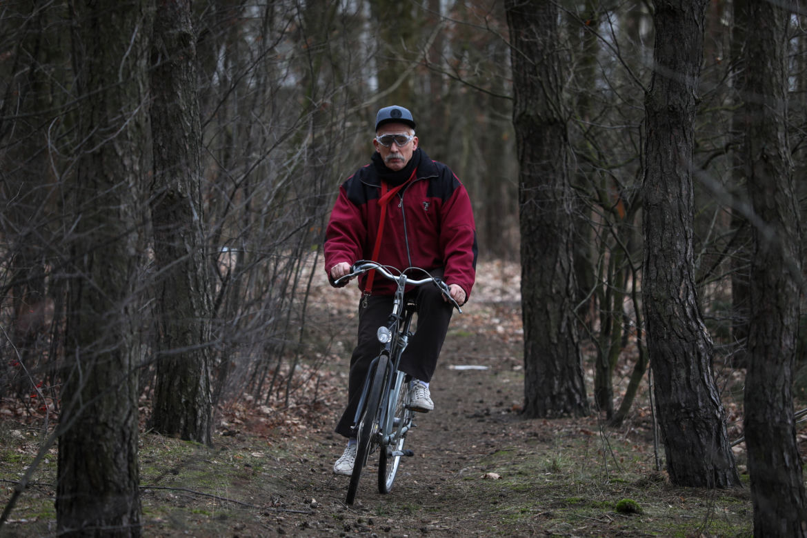 Jeździ na rowerze w okularach do pływania