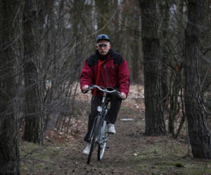 Jeździ na rowerze w okularach do pływania