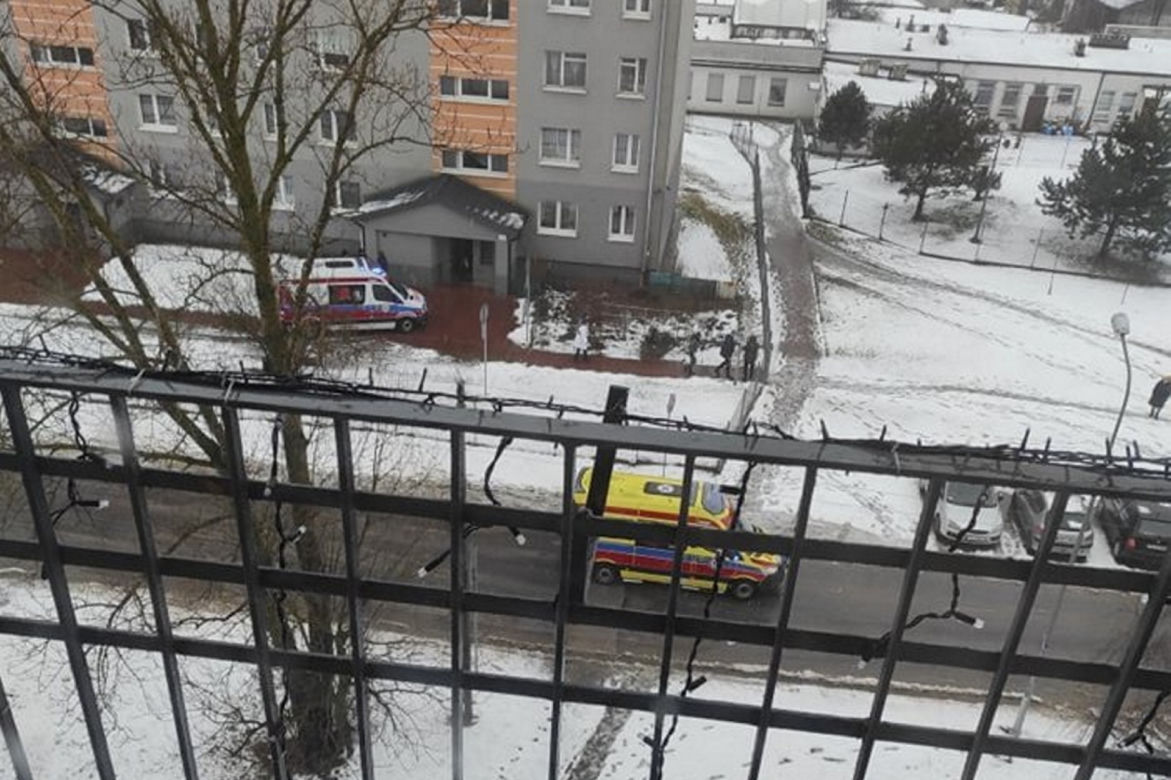 Martwa kobieta w mieszkaniu, jej mąż wyskoczył z balkonu na oczach policji! Horror w Kielcach