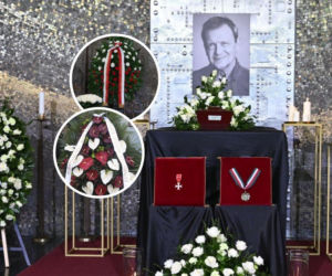 Jan Frycz żegnany przez tłumy. Kwiaty i wiązanki w hołdzie dla artysty były nie tylko od rodziny [Zdjęcia]