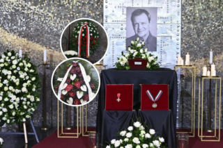 Jan Frycz wzruszająco żegnany. Piękne kwiaty i napisy na wieńcach uhonorowały zmarłego artystę