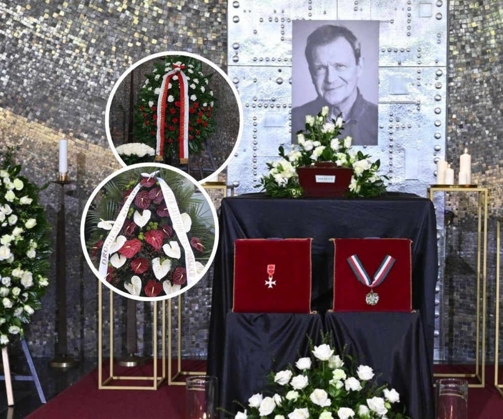 Urna z prochami Jana Frycza obok odznaczeń państwowych. Na miniaturach wieńce pogrzebowe. O pogrzebie przeczytasz na Eska.
