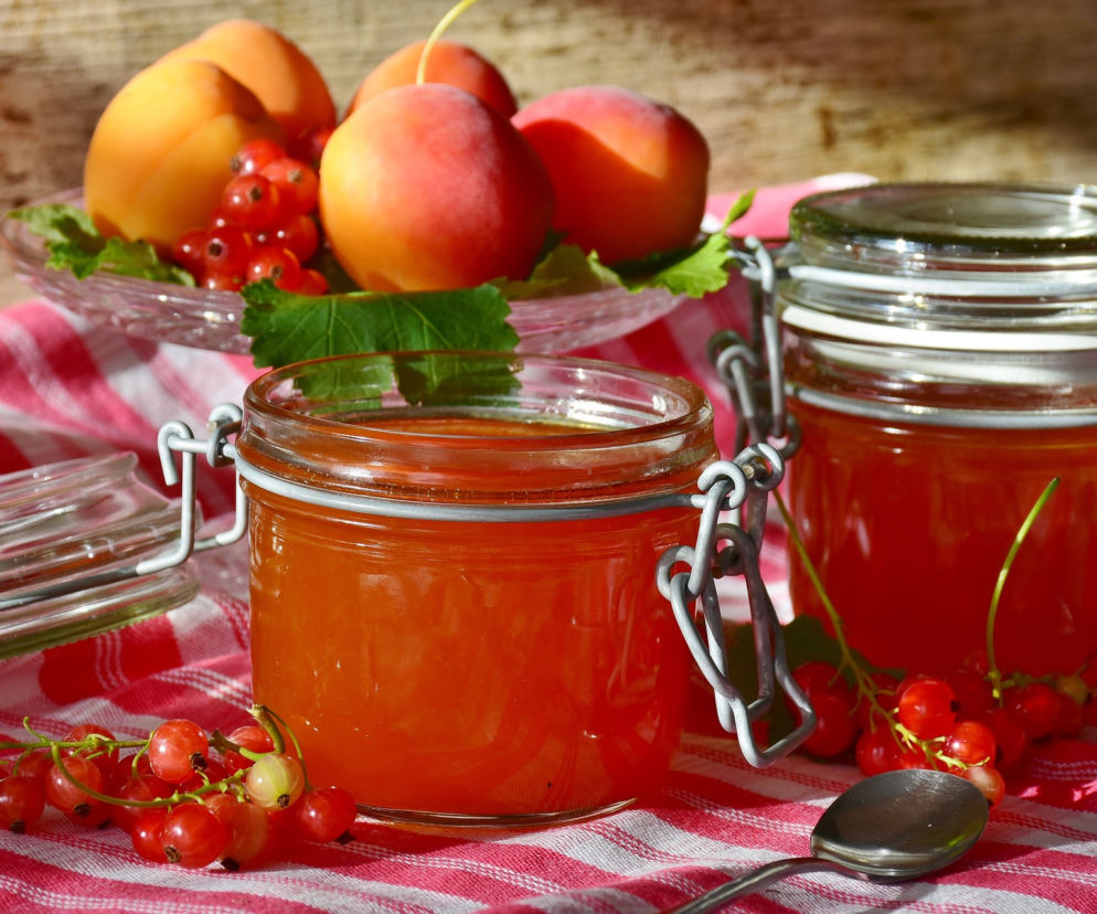 Konfitura z moreli w galaretce porzeczkowej: łatwy przepis