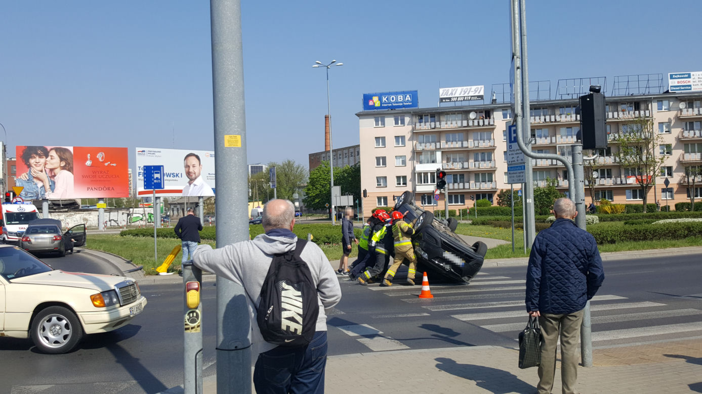 Białystok. Wypadek w centrum Białegostoku. Opel na dachu