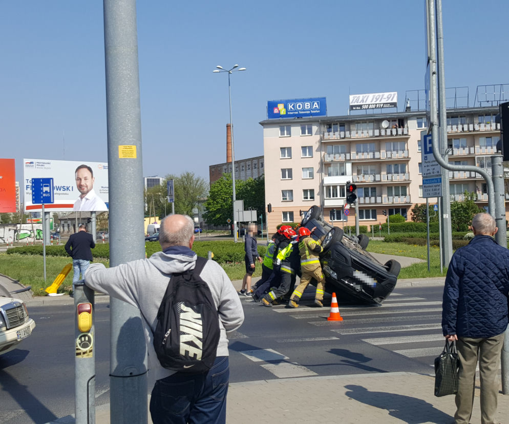 Białystok. Wypadek w centrum Białegostoku. Opel na dachu