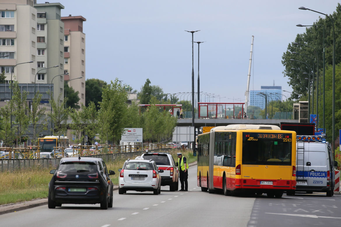Drogowcy ustawili znak, który ignorują kierowcy. Policjanci mają mandatowe żniwa