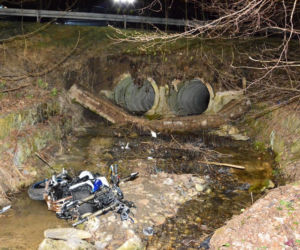 Tragiczny wypadek w Króliku Polskim. Motocyklista uderzył w przepust i wpadł do rzeki [ZDJĘCIA]