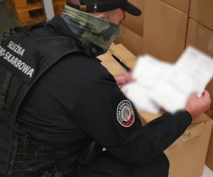 Ubrania z Chin warte 9 mln zł. Spółka z Mazowsza zdemaskowana