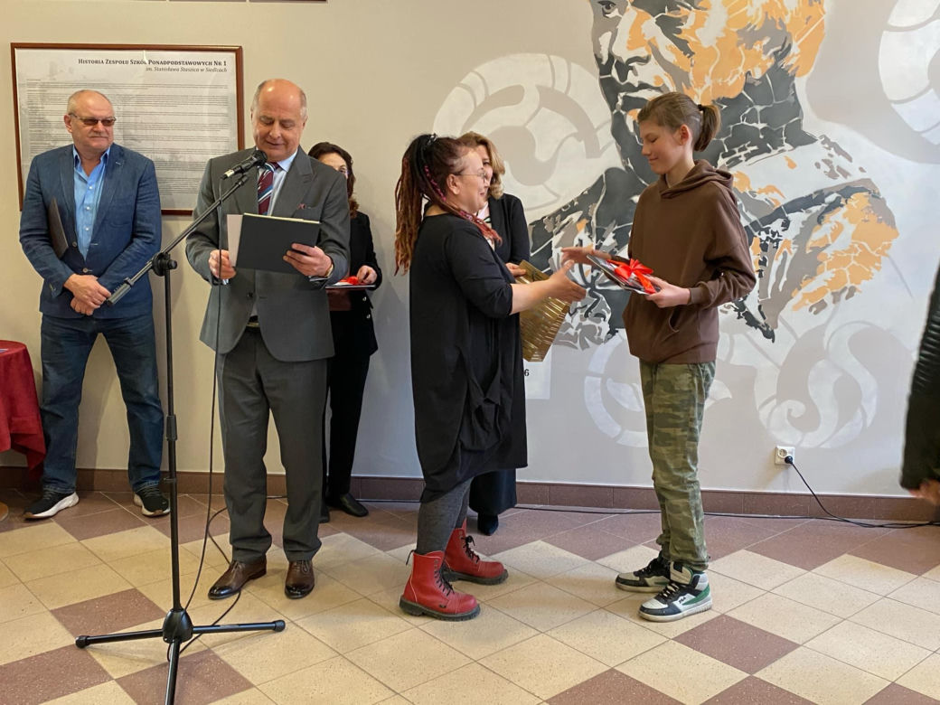 Uczniowie ZSP nr 1 stworzyli mural na ścianach szkoły. Grafika przedstawia patrona placówki