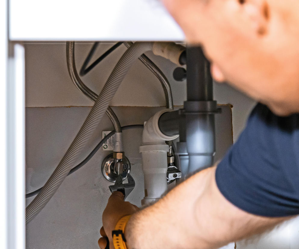 8 nawyków niszczących odpływy w łazience i kuchni. Porady hydraulika