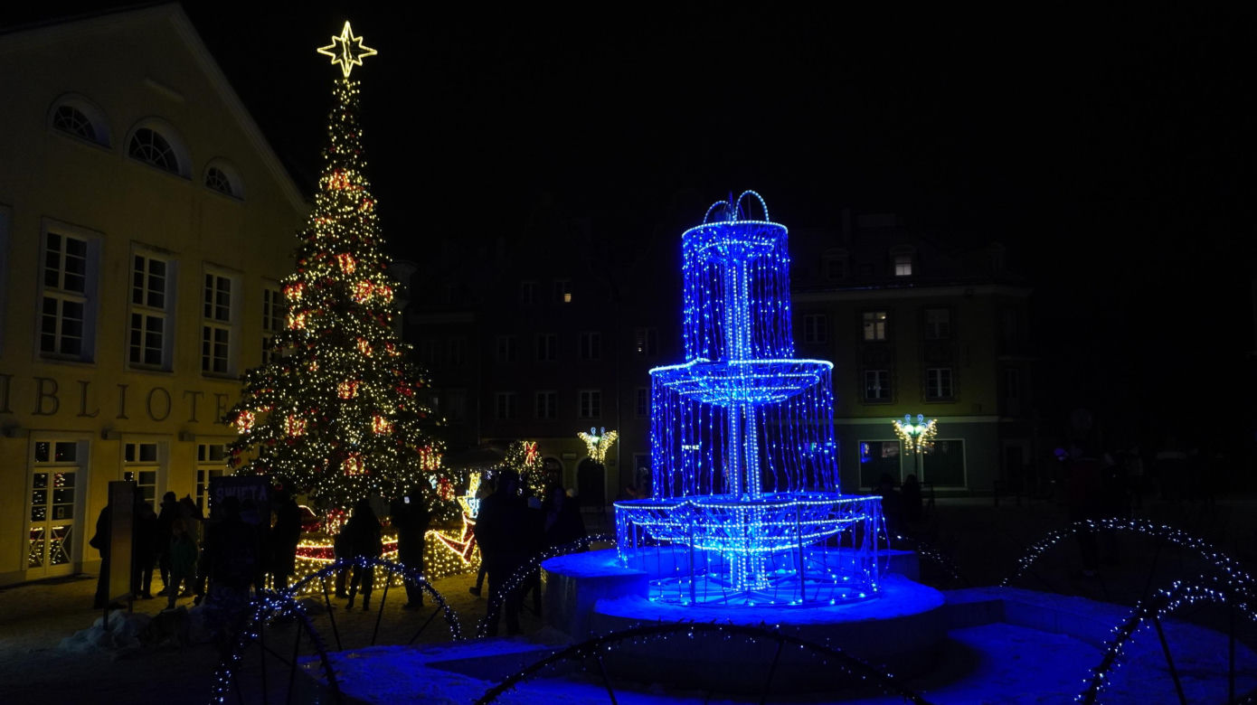 Świąteczne iluminacje w Olsztynie zachwycają. Prawdziwą „gwiazdą” jest choinka na starówce [ZDJĘCIA]
