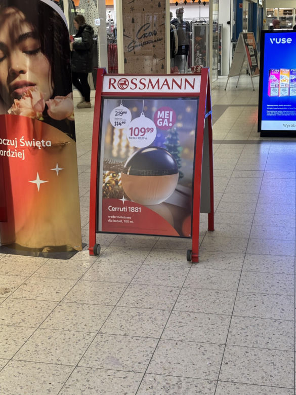 Wyprzedaż perfum w Rossmannie