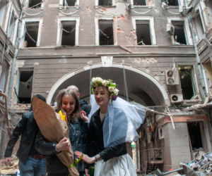 Młoda para wzięła ślub w zniszczonym bombardowaniem Charkowie