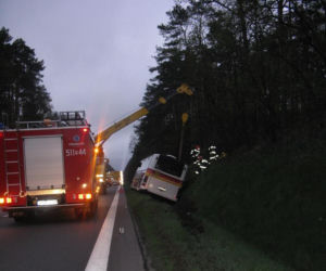 Autobus z dziećmi wypadł z drogi 