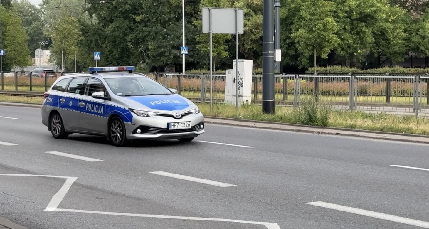 Atak nożownika w Warszawie. Szarpanina zakończona krwawą jatką. Jedna osoba nie żyje