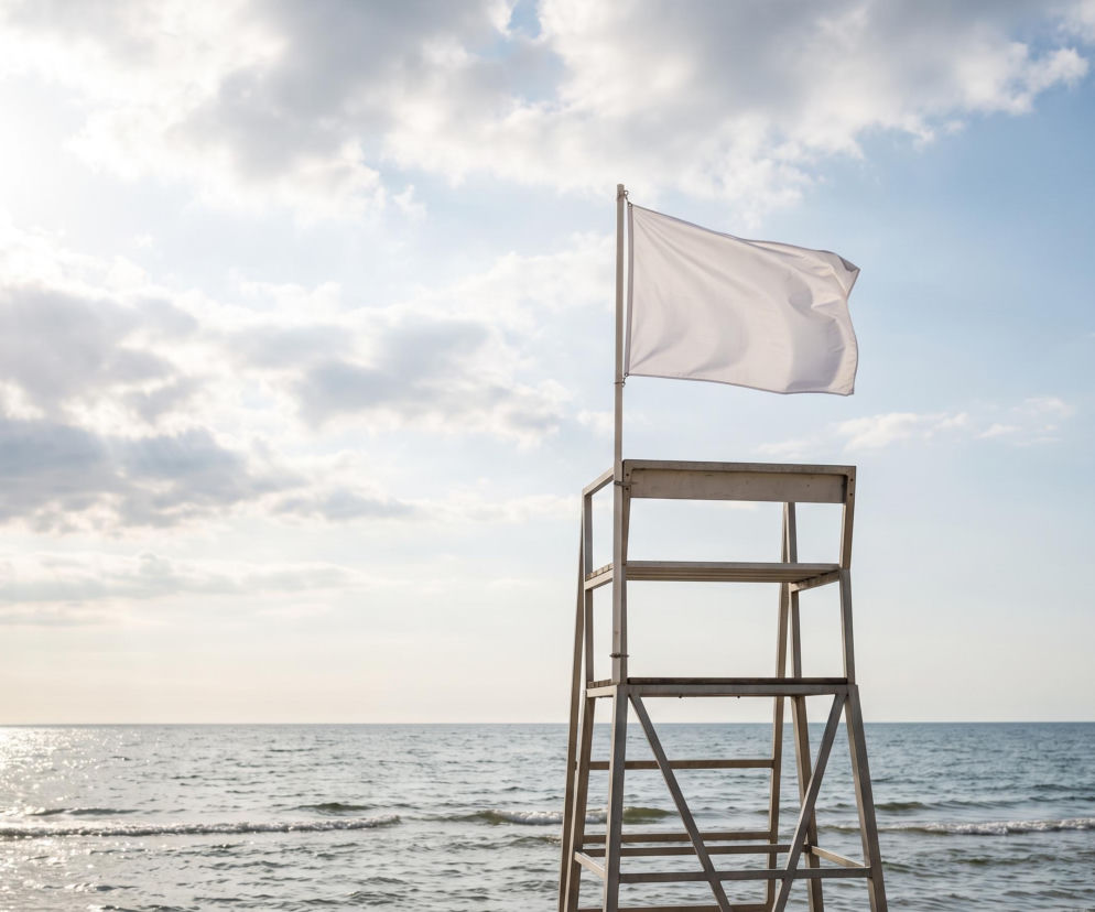 Biała flaga na wieży ratowniczej nad morzem w Stegnie. O warunkach na plaży przeczytasz w Eska Trójmiasto.