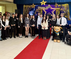 Dzień pełen emocji i wzruszeń. Maturzyści Baczyńskiego w Starachowicach żegnają szkołę