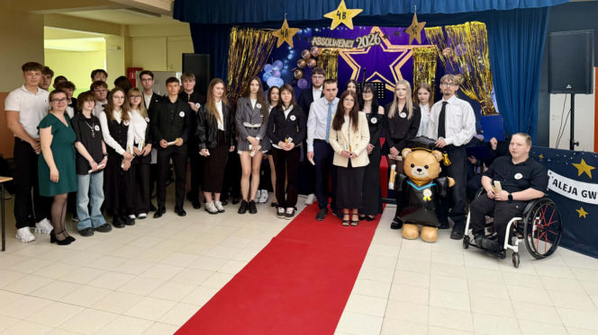 Dzień pełen emocji i wzruszeń. Maturzyści Baczyńskiego w Starachowicach żegnają szkołę