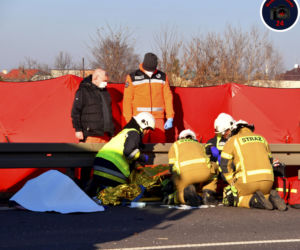 Zmiótł z drogi skodę i wbił się w naczepę. Kierowca ciężarówki zabrany do szpitala
